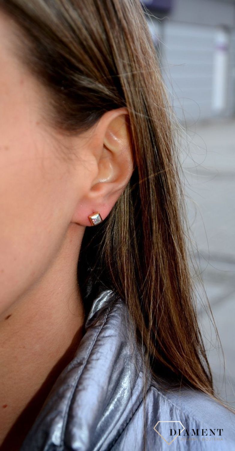 Piękne, delikatne kolczyki przy uchu z opalizująca cyrkonią. Kolczyki Damskie w Sklepie z Biżuterią zegarki-diament.pl. Piękne i Eleganckie kolczyki dla Kobiet.jpg